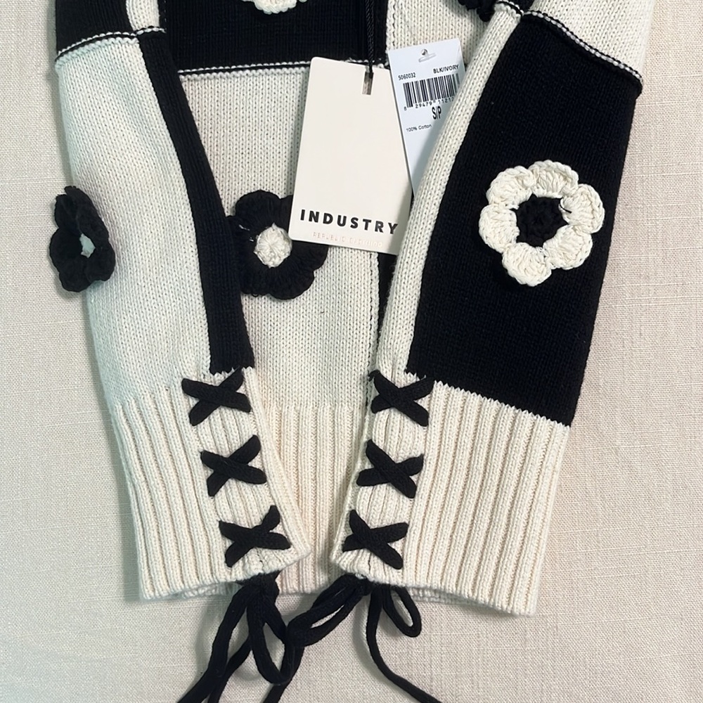 INDUSTRY REPUBLIC CLOTHING - NWT Size Small - Black & Ivory Crochet Knit Flowers - Picture 9 of 9